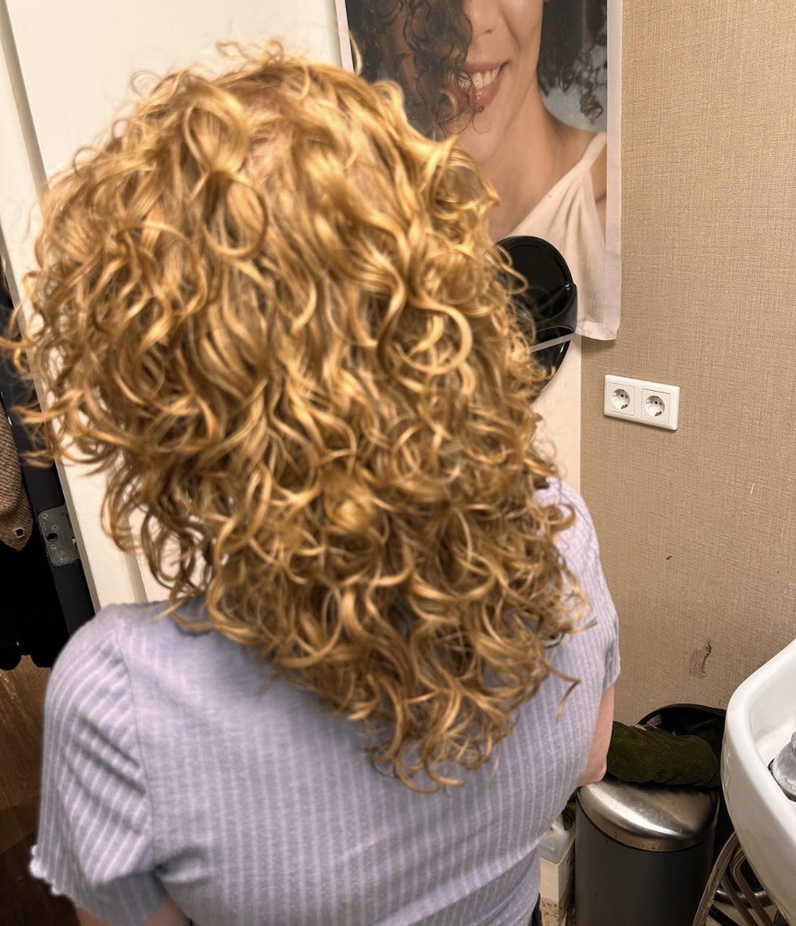 Blonde krullen, geknipt en gedefinieerd